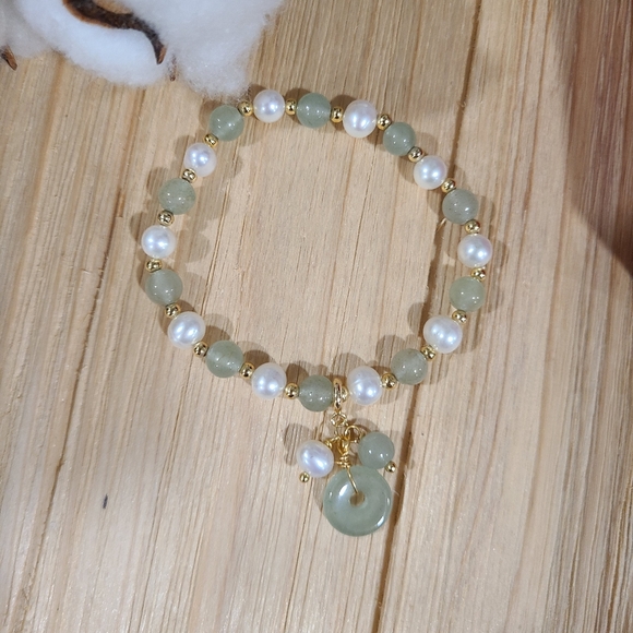 ๐๐HOST PICK๐๐ STUNNING!! Jade and Freshwater Pearl Bracelet with GOLD Beadin - Picture 16 of 16